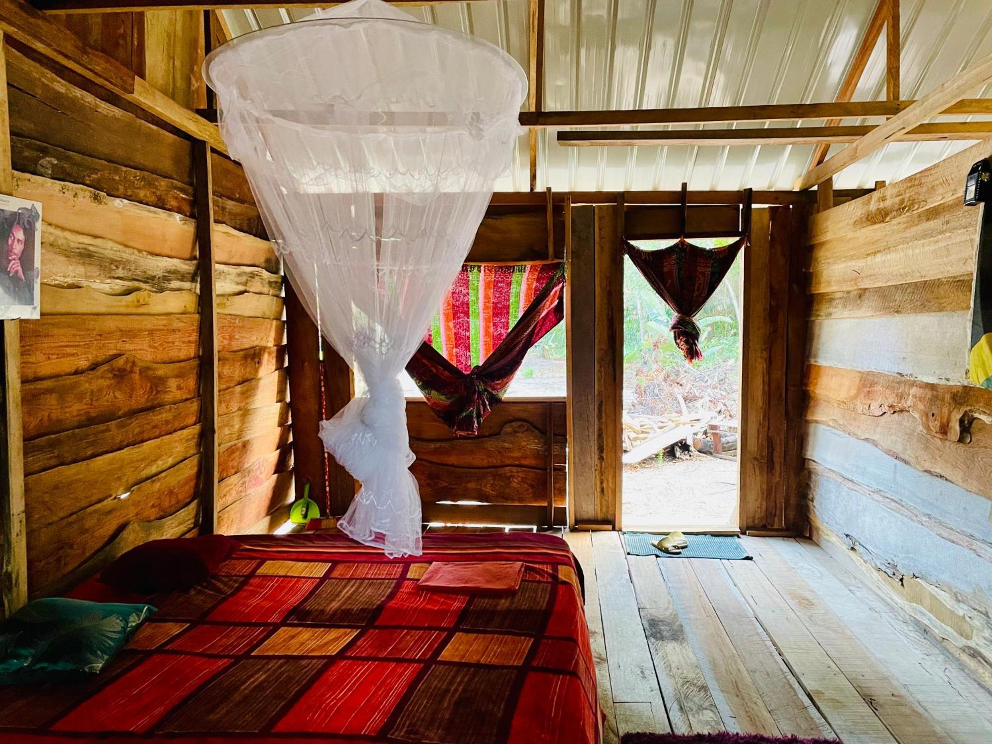 Land Of Promise - Reggae Bar & Eco Village Zanderij Εξωτερικό φωτογραφία
